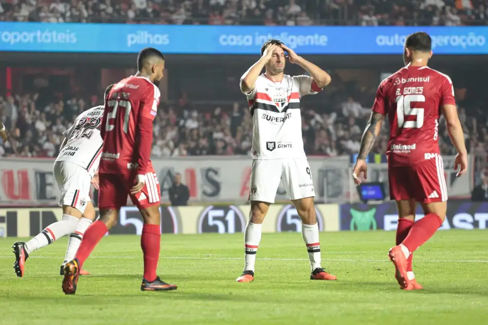 Calleri recebeu o terceiro amarelo e está fora do clássico contra o Santos (Foto: Peter Leone/Ofotográfico/Folhapress)