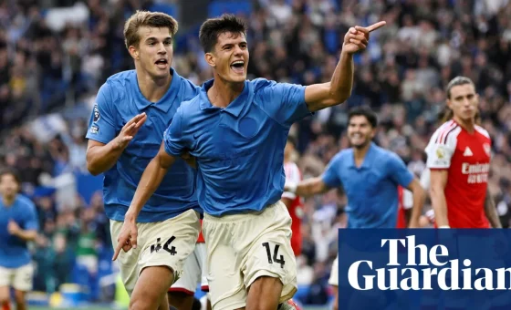 Brighton faz festa de aniversário, goleia Arsenal e derruba líder da Premier League