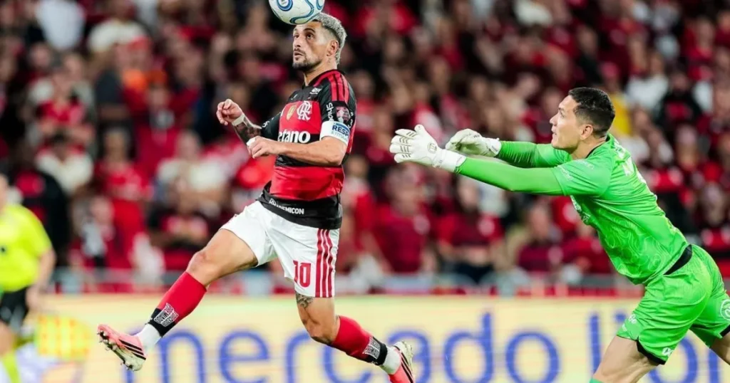 Arrascaeta marca, e Flamengo avança à semifinal da Libertadores com dez jogadores