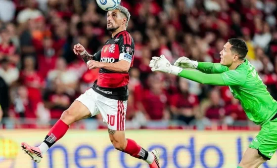 Arrascaeta marca, e Flamengo avança à semifinal da Libertadores com dez jogadores