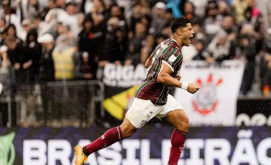 Hulk passa mal no intervalo, volta ao jogo e marca dois na vitória do Fluminense