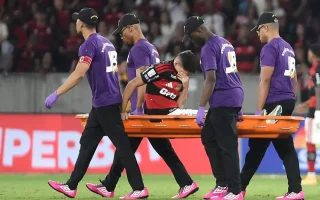 Ayrton Lucas sentiu a coxa durante o confronto entre Flamengo e Bragantino (Foto: Alexandre Durão/Zimel Press/Folhapress)