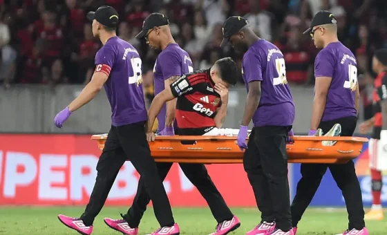 Ayrton Lucas sentiu a coxa durante o confronto entre Flamengo e Bragantino (Foto: Alexandre Durão/Zimel Press/Folhapress)