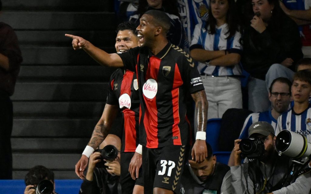 Rayan estreia na Europa com gol em vitória histórica do Bournemouth