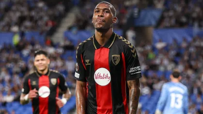 Rayan comemora o segundo gol do Bournemouth sobre a Real Sociedad pela Europa League