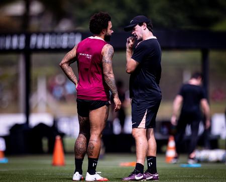 Memphis e Diniz durante treino do Corinthians