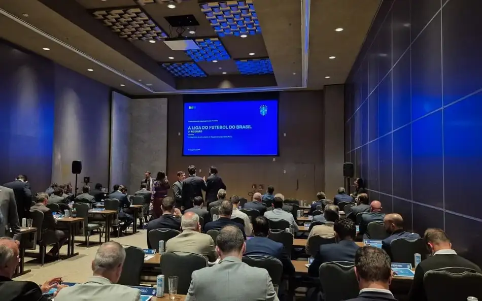 CBF reuniu clubes para debater arbitragem